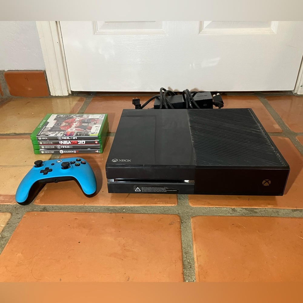 Xbox One Bundle with 4 Games